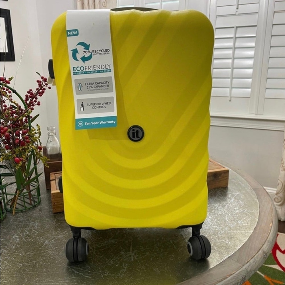 NWT "IT" ECO FRIENDLY UNITED KINGDOM LUGGAGE HARDSIDE SMALL ROLLER LUGGAGE